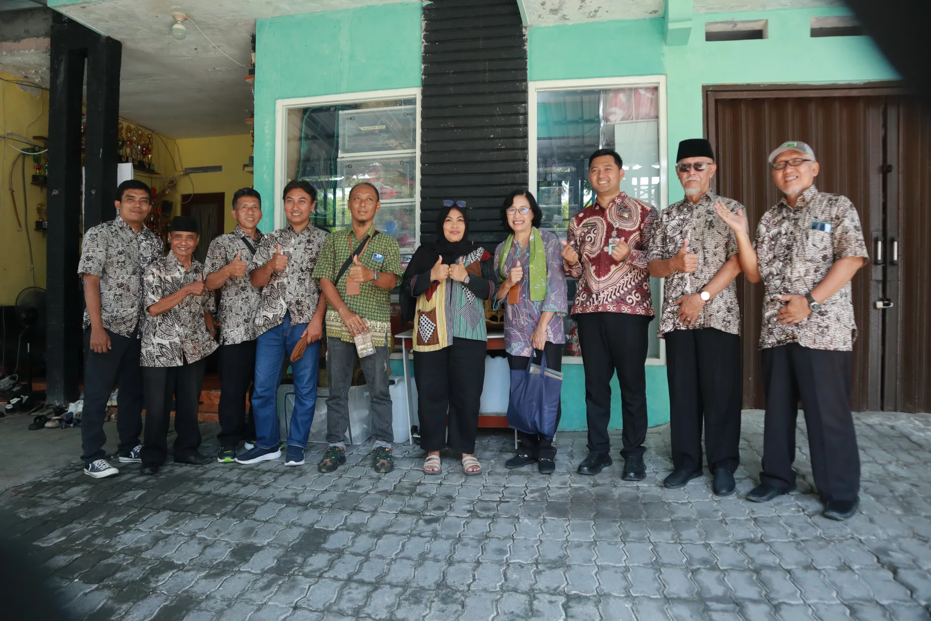 Eksplorasi Batik Kontemporer Asimetris: Saat Warisan Batik Berpadu dengan Siluet Busana Panggung Modern